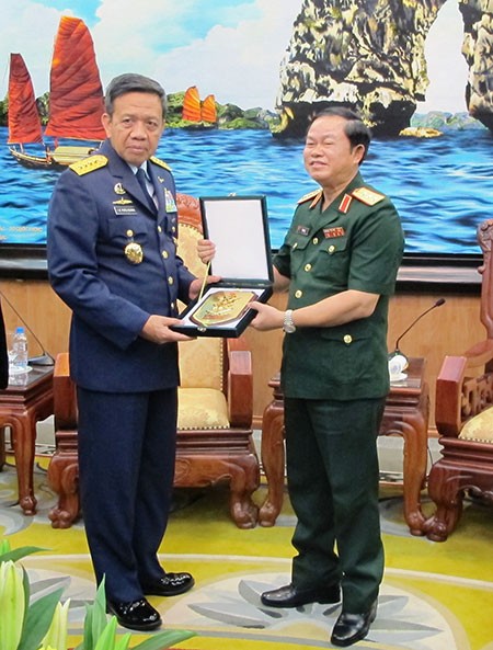 Le chef d’état major des forces aériennes indonésiennes visite le Vietnam  - ảnh 1